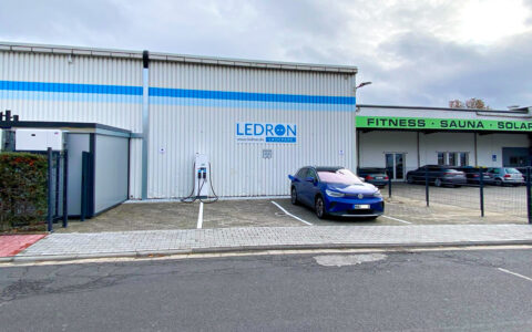Frontalansicht des LEDRON Ladeparks