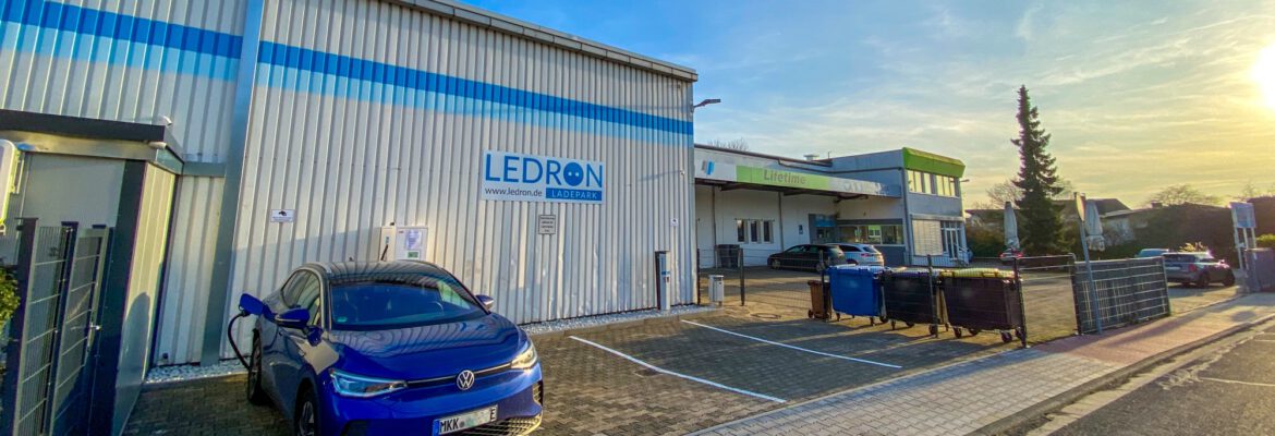 Auto bei schönstem Sonnenschein am Schnellladen