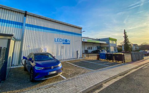 Auto bei schönstem Sonnenschein am Schnellladen