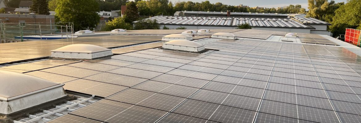 Eigene 300 kW Solaranlage sorgt für ausreichend Strom zum Laden