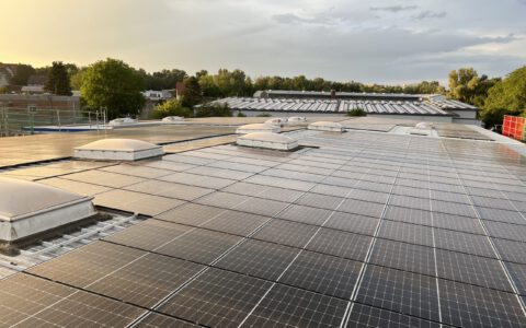 Eigene 300 kW Solaranlage sorgt für ausreichend Strom zum Laden
